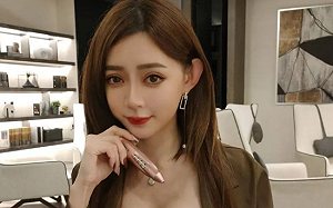 長瀨昆妮「半邊泳衣」包不住F級美胸！網暴動：想一起游泳