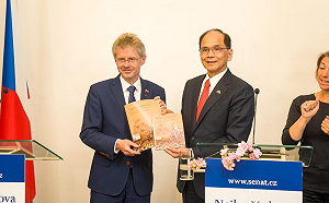 率團訪捷克 游錫堃讚韋德齊：台灣在歐洲的貴人