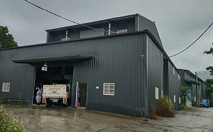 合法農舍掩護鐵皮違建  新北鐵腕強制拆除兩處違建