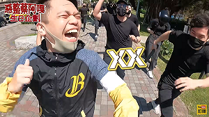 花公司的錢找人打老闆？！蔡阿嘎慘遭大群黑衣人追打