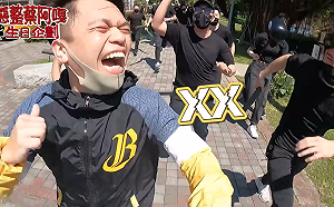 花公司的錢找人打老闆？！蔡阿嘎慘遭大群黑衣人追打