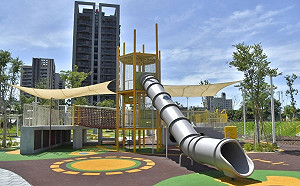 高雄籬仔內公園啟用 結合工業元素打造共融遊戲場