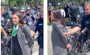 (影) 隱形的手銬？支持墮胎權抗議 美國會議員假裝被上銬 網轟作秀