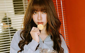 李妍憬拍AV！前反骨瑋哥左擁右抱  網喊：放開那女孩