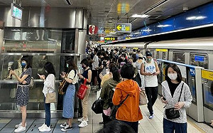 北捷板南線列車故障「有焦味」！上班通勤人潮塞爆車站