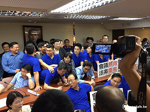 勞基法議事錄27日再攻防 綠委夜宿會議室