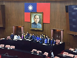 提案權遭擋 國民黨再度佔領主席台抗議