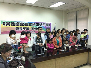 挺同婚的異性戀家長 促盡速立法