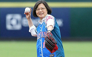 棒球三支箭飛到了？蔡英文明至新竹棒球場 擔任改建後首戰開球嘉賓