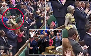 猶記當年遭他逼宮之恨! 強生告別演說梅伊拒絕鼓掌、怒容滿面