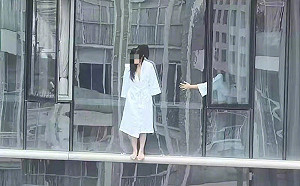 驚險！廣州浴袍女無防護站約40層高樓外牆 還有好事者出動無人機拍攝