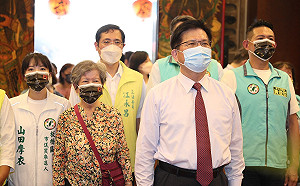 媽媽首同台現身板橋娘家 林佳龍自曝受「板橋阿嬤」照顧