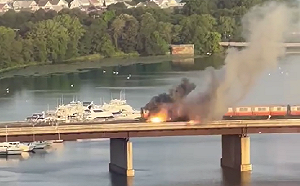 美列車起火燃燒冒濃煙 乘客倉皇「跳窗投河」求生 約200乘客被緊急疏散