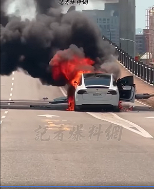 (影)桃園特斯拉自撞「車頭陷火海」！警方證實駕駛是林志穎
