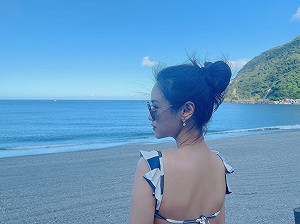 Sandy尺度升級泳裝露美背！網敲碗：想看前面啦