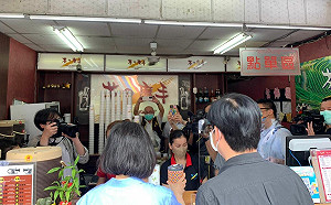 蔡英文南下跑行程 揪陳其邁喝「手搖飲南霸天」