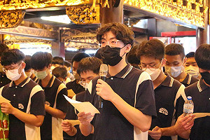 烈日下登上超狂千層梯  竹林中學畢業生向烘爐地福德正神祈福起誓