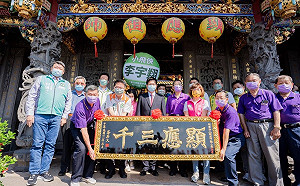 林佳龍赴頂泰山巖參香贈匾  籲選民市長換人做就是改變