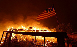 美國加州野火蔓延 逾6,500英畝土地燒毀 當局疏散6,000名居民