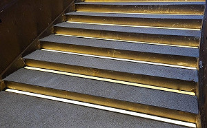 新竹棒球場又被爆設計不良！高虹安痛批：止滑警示燈完全失去功能