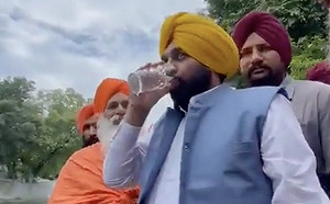 大口生飲「聖河」水宣示潔淨有成 印度高官2天後胃痛送醫