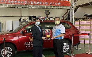 新北市議長蔣根煌與新莊區婦女會共同捐贈災勘車1輛