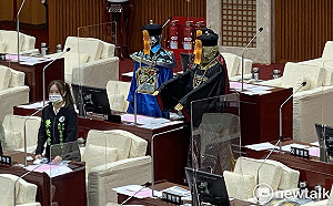 批北美館沒人潮 議員搬3具殭屍質詢：盼地獄展來台北