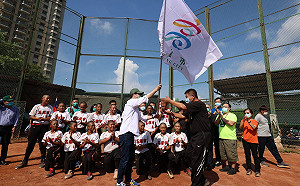 力挺高雄棒球小將為國征戰 陳其邁授旗加碼致贈加菜金