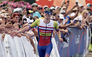 「神」助攻？！「順澤宮」好運加持  挪威三鐵好手戴著它「7度摘冠」