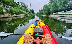 國家護城河可以拿來這樣幹? 交通管制不擔心 北京男划輕艇上班