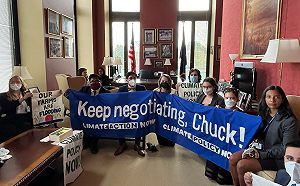 美參議院多數黨領袖辦公司被入侵  要求對氣候變遷要有對策 6人被捕