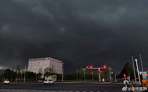 這城市被天譴了？又是鄭州! 白天下暴雨瞬間成黑夜 罕見綠色天空