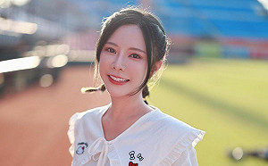 巫苡萱火辣OL大跳應援舞！穿黑色短裙「慘摔」險走光