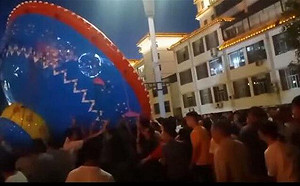 陝西遊樂園旋轉飛椅真的「飛了」! 多人被緊急送醫 官方回應了...