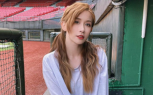 小龍女隊長脫了！琪琪辣曬乳牛比基尼 粉絲：牛奶怎麼賣？