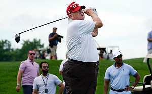 在自家球場為沙烏地贊助高球賽站台 恐攻受害者抗議 川普這樣辯解....