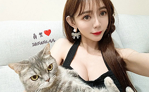 長瀨昆妮穿性感洋裝！貓咪埋頭「面壁思過」網：這懲罰太幸福