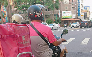 外送員穿義肢騎車送餐 萬人致敬「生命勇士」：想跟他說他很棒