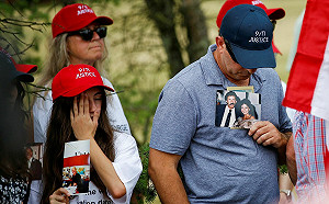 藉選手光環洗白？LIV高球賽陷人權爭議 911受難家屬場外示威