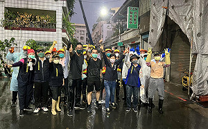 高市髒亂透天厝清理5天告捷 清潔員開心合影慶祝