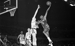 Russell曾在總決搶七砍30分40籃板