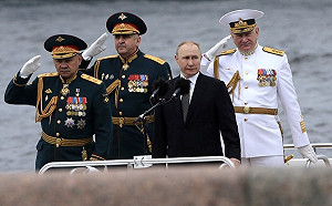 規模縮減、未有國外軍艦參與！普丁現身俄海軍節「冷清」閱兵