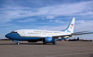 伴飛？換座機？裴洛西抵馬來西亞 另一架神秘包機也來了!