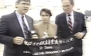 裴洛西31年前在天安門廣場舉旗抗議 BBC : 非第一次激怒中共