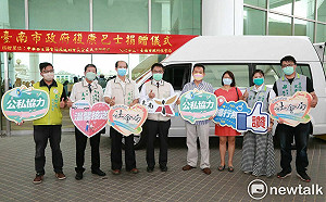 華茶會副會長楊政龍捐贈復康巴士  黃偉哲感謝大愛回饋故鄉