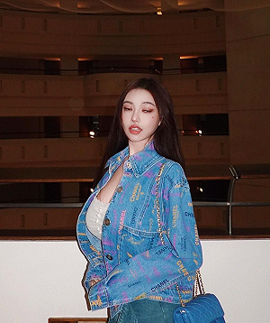 自毀形象？「世新女神」黃琳NG照翻白眼崩壞示人 網驚呼：好可愛