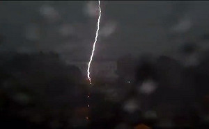 (影) 白宮附近拉斐特廣場4人遭雷擊重傷 美記者曝驚人閃電畫面