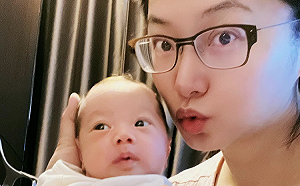 典典寶寶滿月了！趙小僑女兒雙眼皮深邃  模樣超可愛