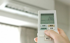 他裸睡傻眼！房東太太帶師傅修冷氣