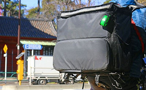 客喊腳傷不下樓！外送員見餐點怒了